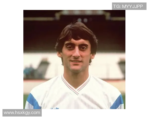 简笔画教程：轻松绘制足球明星齐达内的艺术魅力与技巧分享